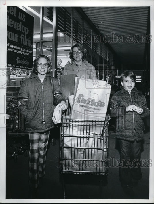 1978 Press Photo Cory ,Nancy,Curt Spencer shopping at Fazio's in Cleveland, Ohio - Historic Images