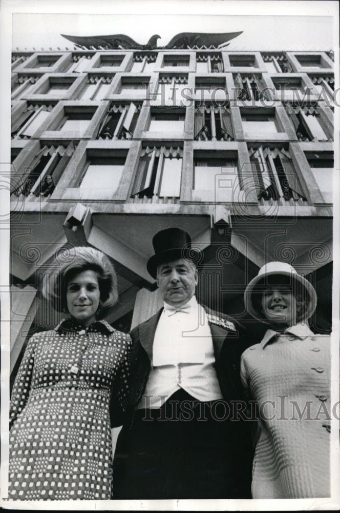 1969 Press Photo London Walter Annenverg, wife &amp; daughter  , Mrs Weingerten - Historic Images