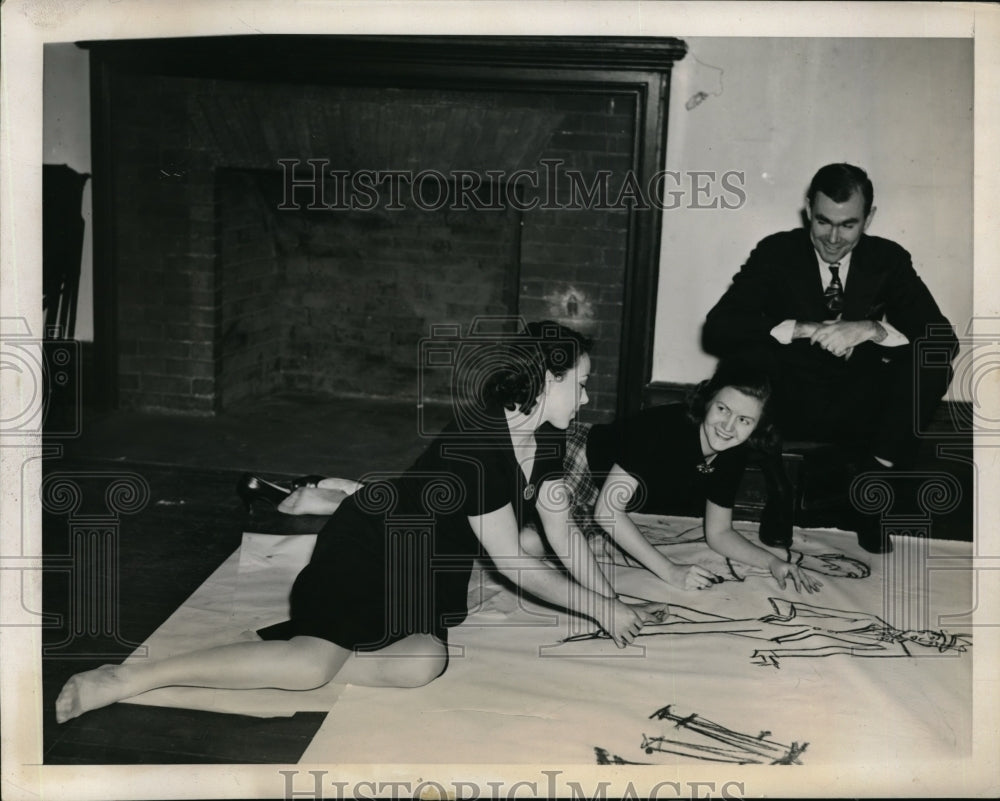 1940 Press Photo Miss Renee Graves and Miss Frida Lundeli working on Murals - Historic Images