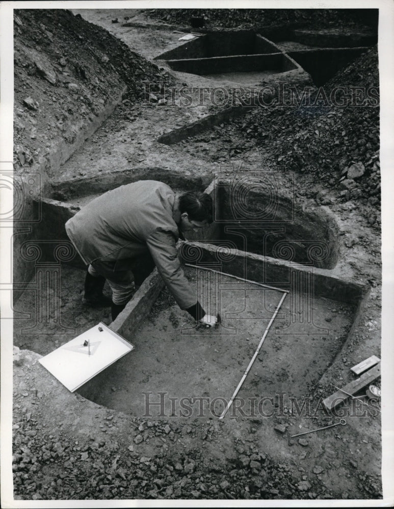 1969 Press Photo Juelich, Germany archeologist at a Neolithic pit site - Historic Images