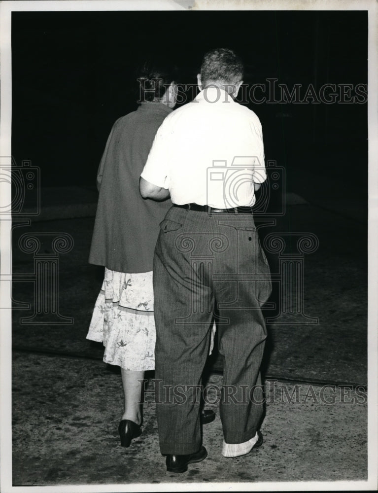 1963 Press Photo Louis Lerner, Wife Leave Hospital-Historic Images