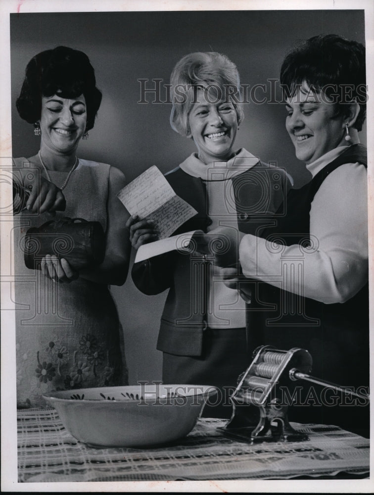 1967 Press Photo Mrs Rita Sovale, Mrs M Vanario - Historic Images