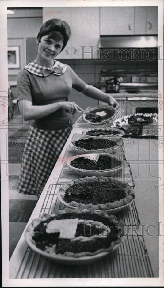 1967 Press Photo Elizabeth Schroeder at Geauga Co Maple Festival pie contest - Historic Images