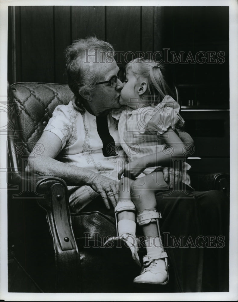 Press Photo Tammy Patterson age 6 & grandmom Mrs OM Barr - Historic Images