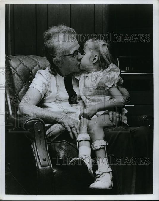 Press Photo Tammy Patterson age 6 & grandmom Mrs OM Barr - Historic Images