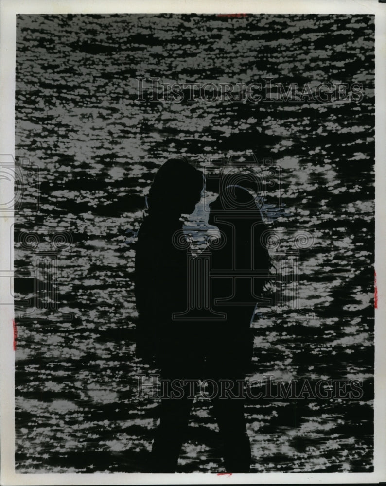 Press Photo Minneapolis, Minn a couple at Lake Harriet at twighlight - nec67258 - Historic Images