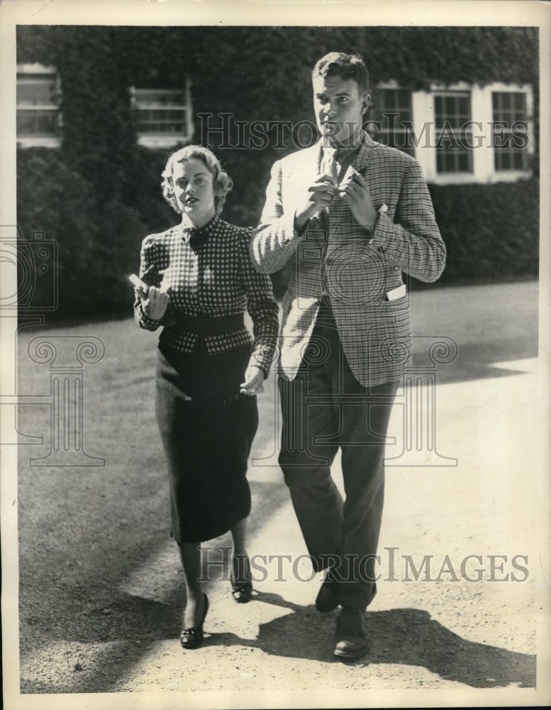 1937 Press Photo Mr and Mrs Francis Low At Rockaway Steeplechase Long Island - Historic Images