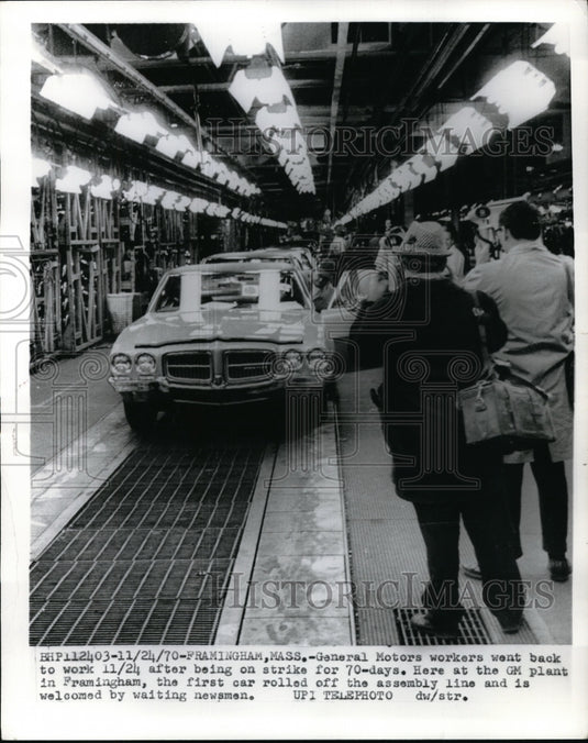 1970 Press Photo Farmington, Mass GM workers on auto assembly line - Historic Images