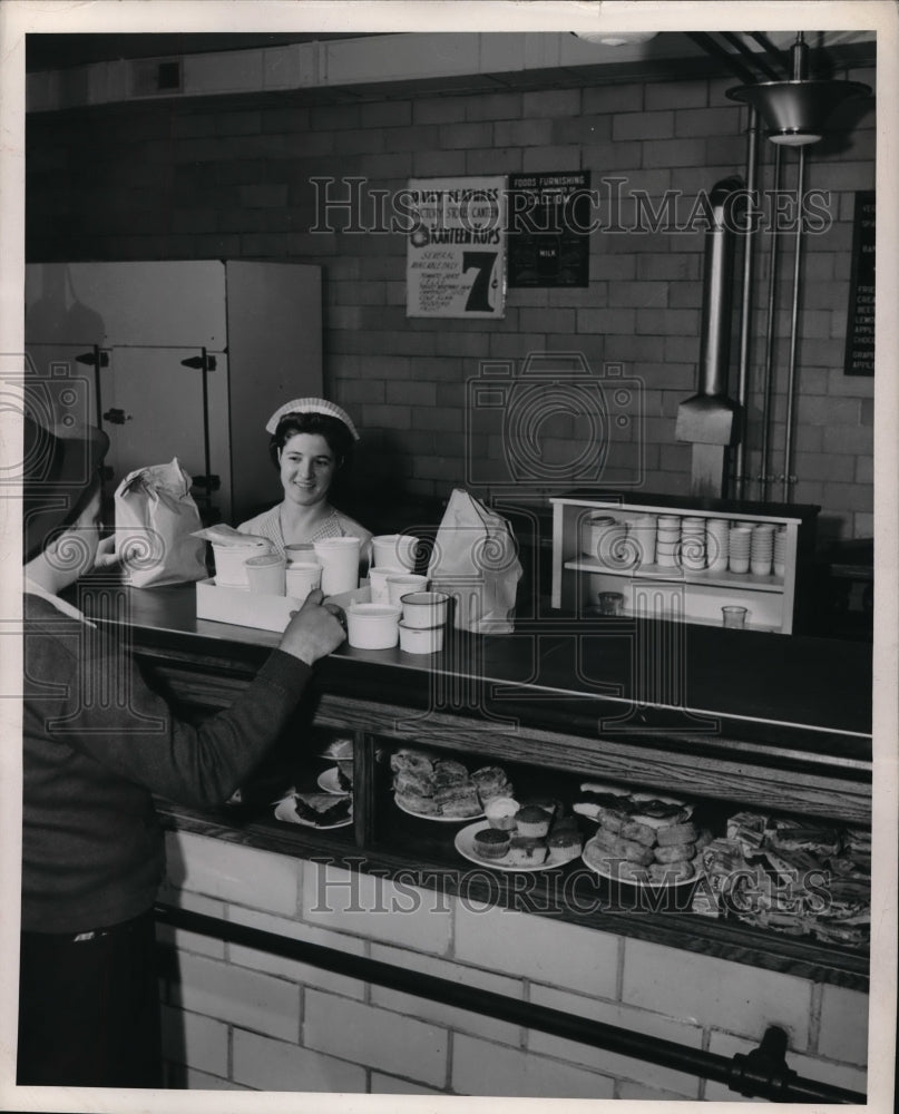 1952 Press Photo A factor store lunch counter for plant workers - Historic Images