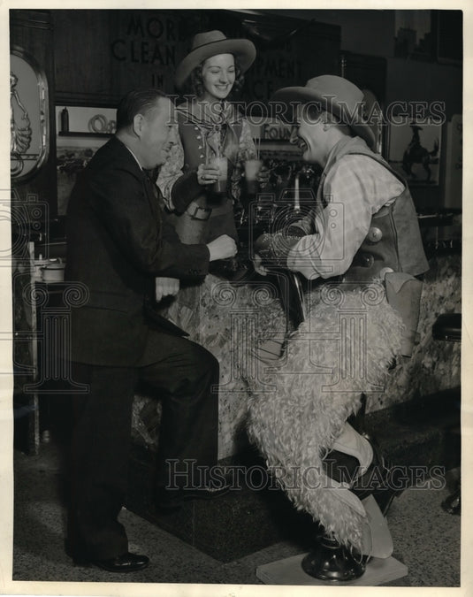 1938 Press Photo Roy Crane, Don Crouse& Minette Grigg at Hotel Sherman bar - Historic Images