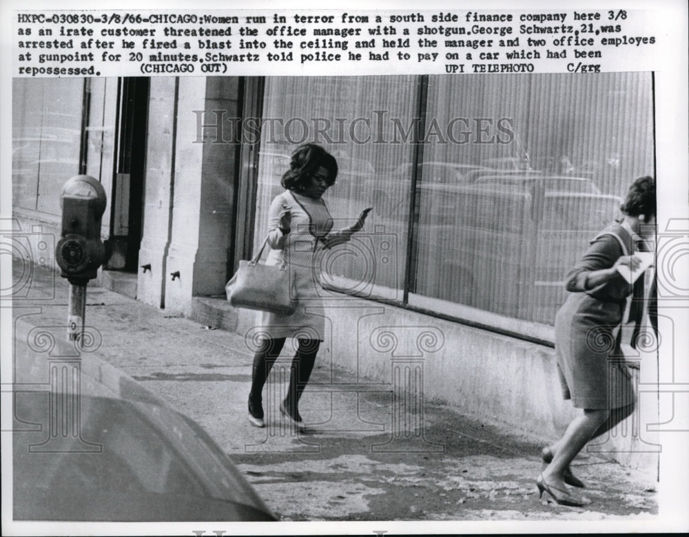 1966 Press Photo Chicago, women run from man threatening with a gun - Historic Images