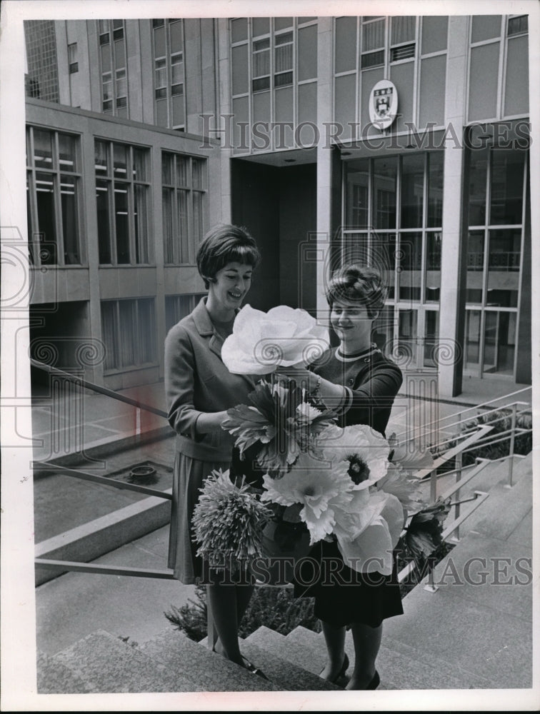 1967 Press Photo Mrs Wm Murphy, Mrs Lee Bennett at St John College in Ohio - Historic Images