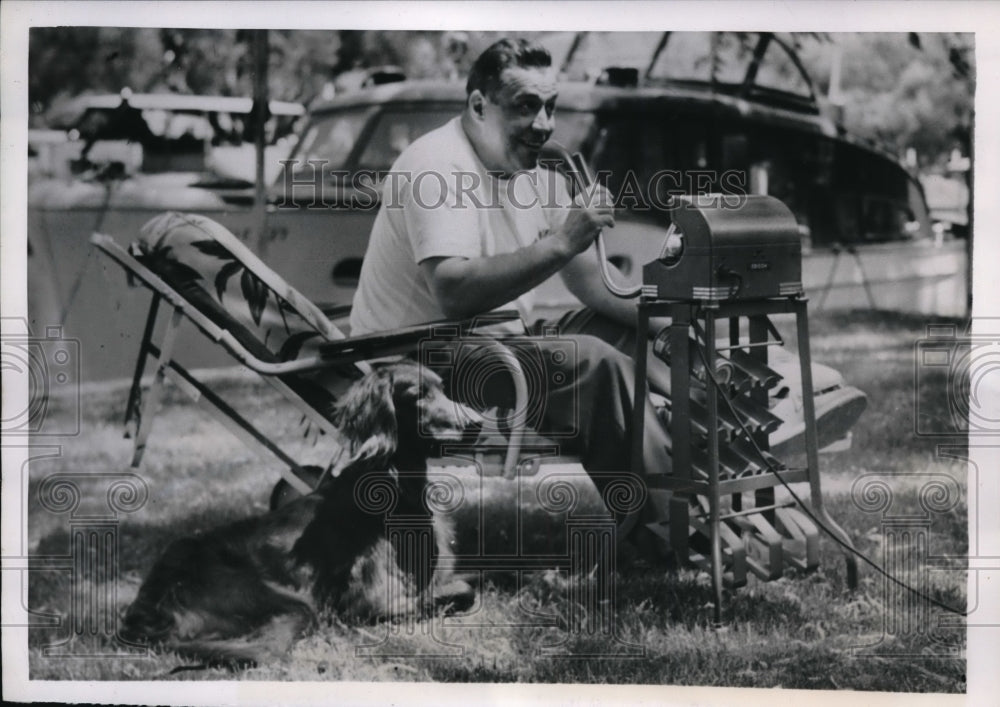 1950 Press Photo George B Anderson Running Business By Remote Control - Historic Images