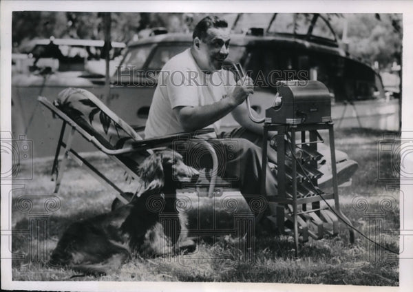 1950 Press Photo George B Anderson Running Business By Remote Control ...