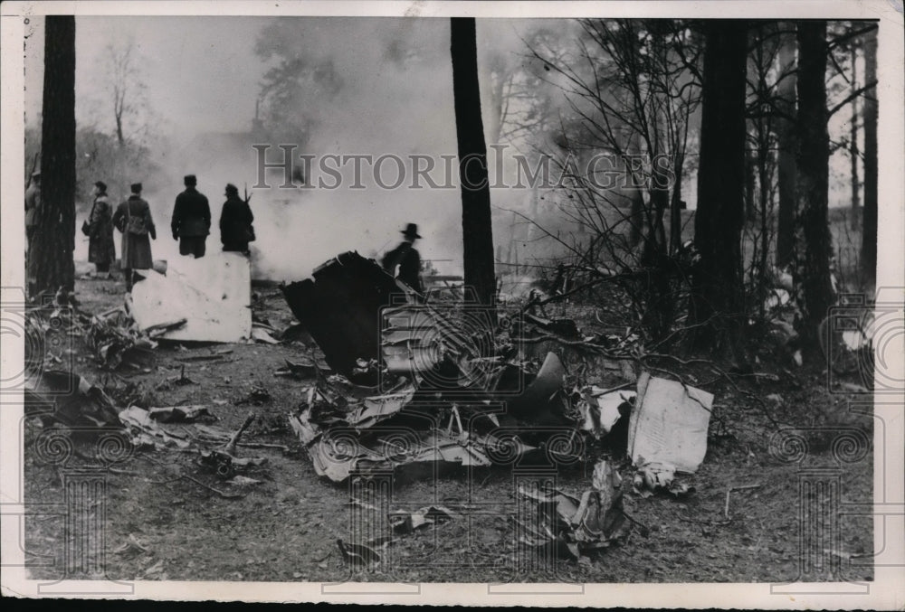 1940 Press Photo Wreckage of Russian Bombing Plane near Helsinki - Historic Images