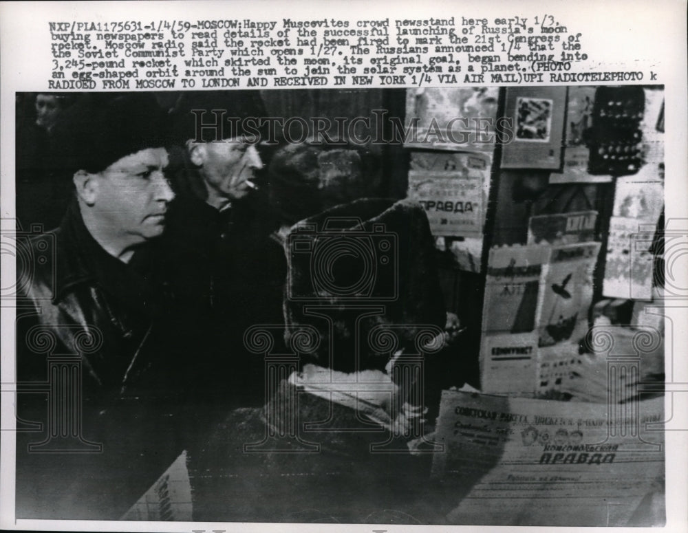 1959 Press Photo Crowd buying newspaper in Moscow, Russia - Historic Images