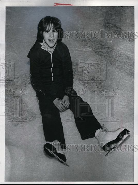 1979 Press Photo Crosseyed Child Patti Jones Smiles After Ice Skate Rink Fall - Historic Images