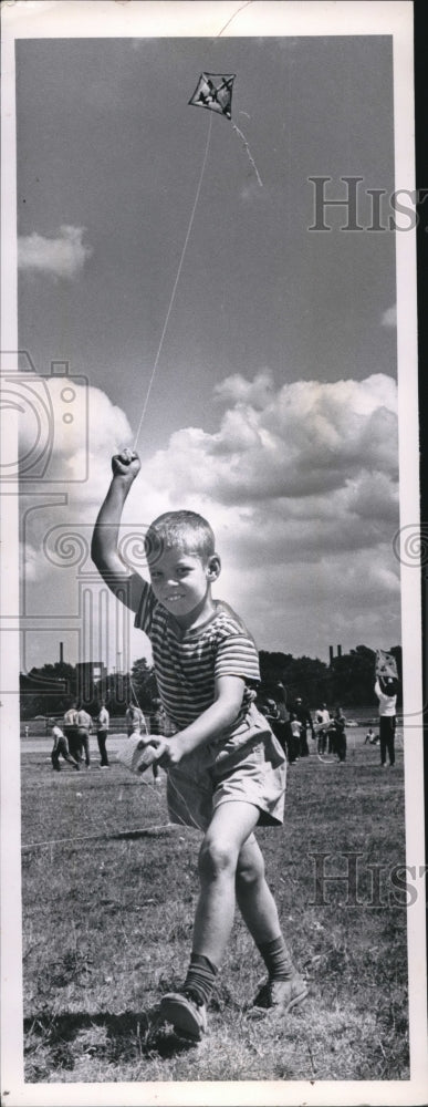 1963 Press Photo 8 yr old Gordon McQuire flying a kite - Historic Images