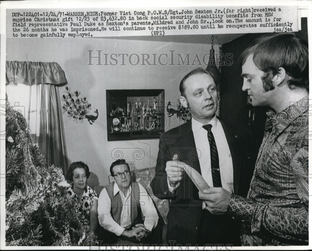 1971 Press Photo Warren, Mich ex Viet Cong POWs J Sexton Jr, gets check from - Historic Images