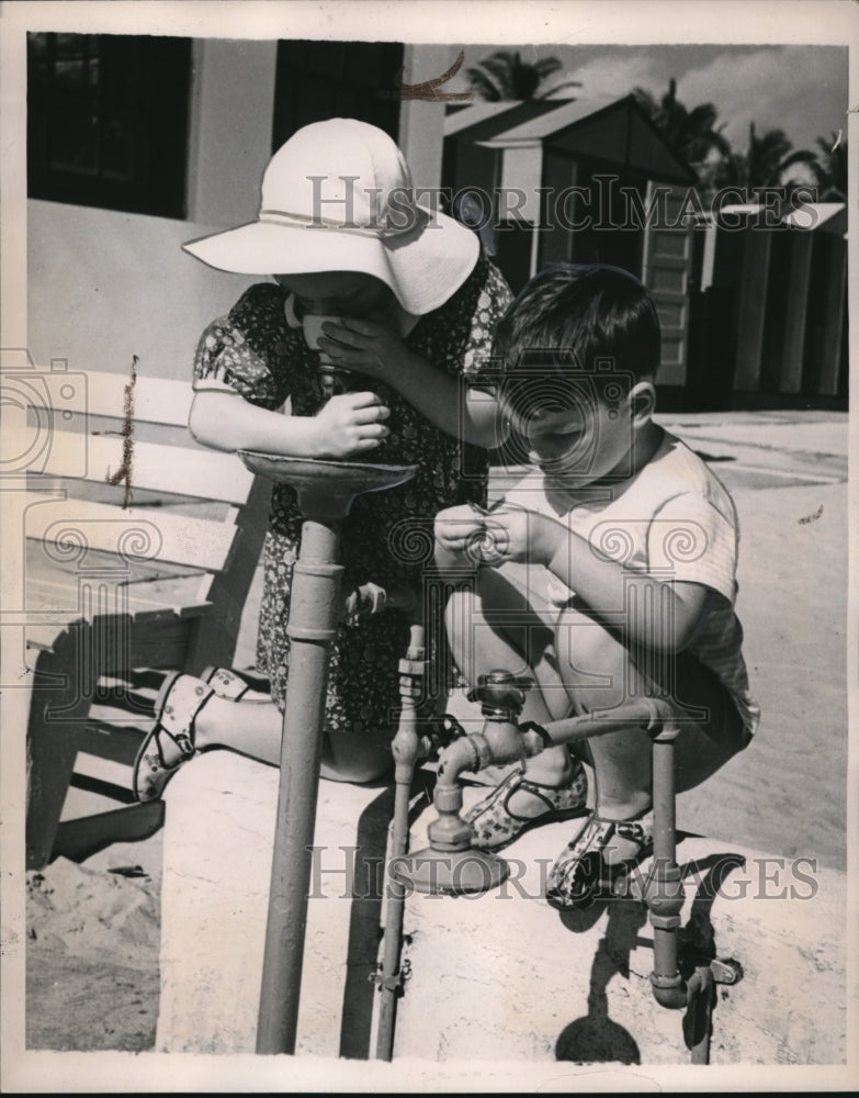 1940 Press Photo Palm Beach, Fla Leslie &amp; Richard Murray Fitch at Sea Spray bea - Historic Images