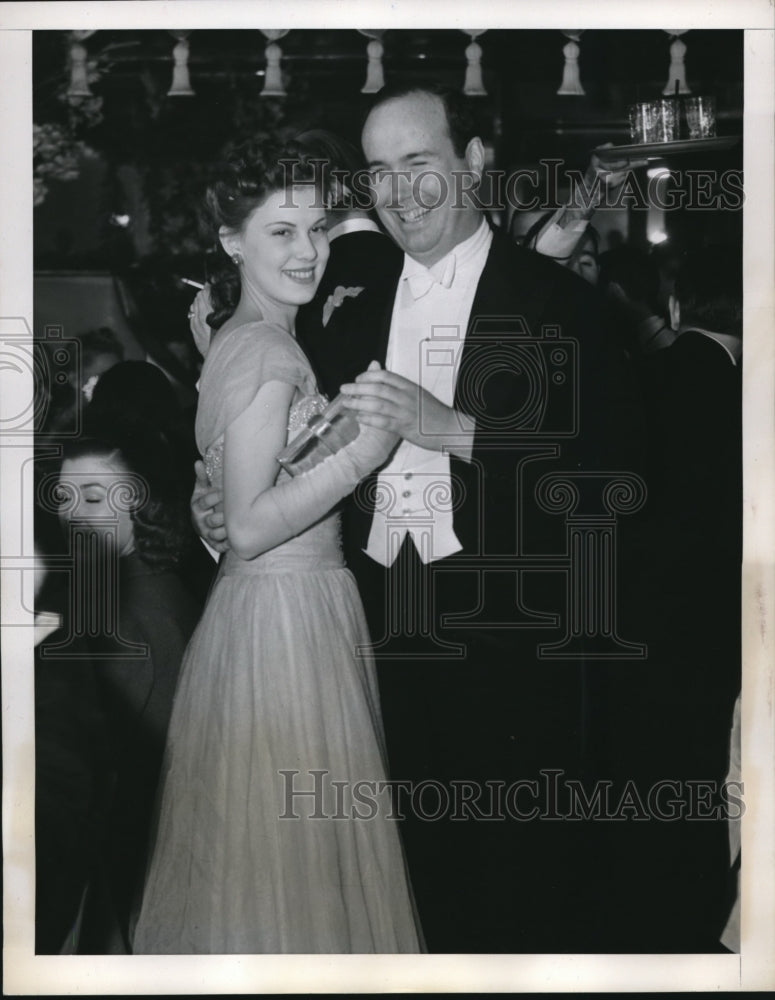 1939 Press Photo Eileen Neumann debut at Arnandos &amp; her Foster father - Historic Images