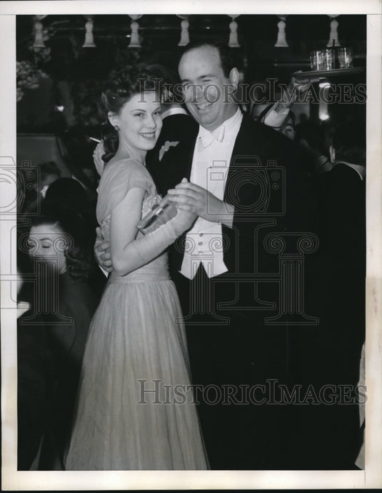 1939 Press Photo Eileen Neumann debut at Arnandos & her Foster father - Historic Images