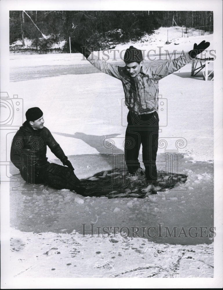 1968 Press Photo John Norris &amp; Mike H of Red Cross demo ice lake rescue - Historic Images