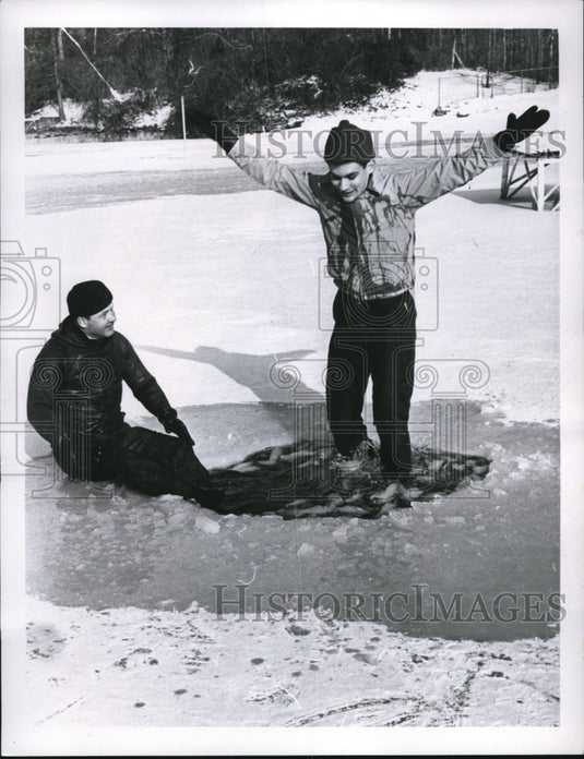 1968 Press Photo John Norris & Mike H of Red Cross demo ice lake rescue - Historic Images