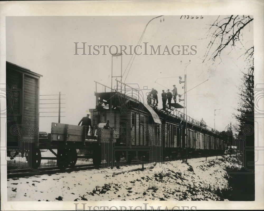 1931 Press Photo Modern railroad train in Sweden being worked on-Historic Images