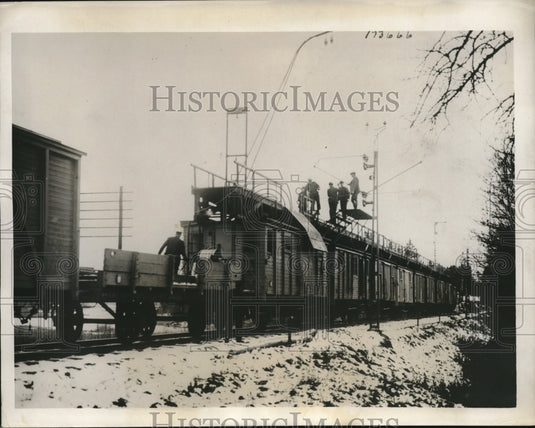 1931 Press Photo Modern railroad train in Sweden being worked on-Historic Images
