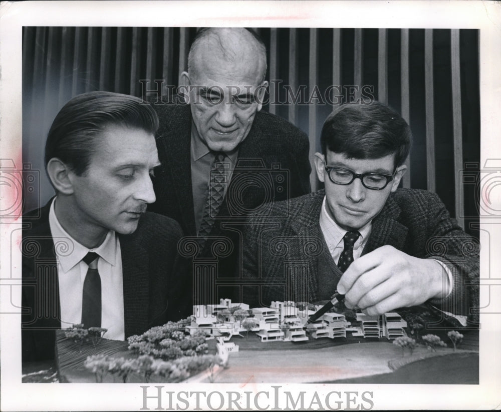 Press Photo Laszlo Nemeth, Joe Morbito &amp; Glen Scholtz &amp; model buildings - Historic Images