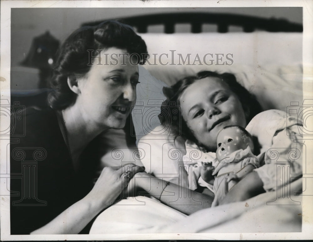 1941 Press Photo Phila,Pa Mrs Wm Norberg, daughter Pat after lung operation - Historic Images