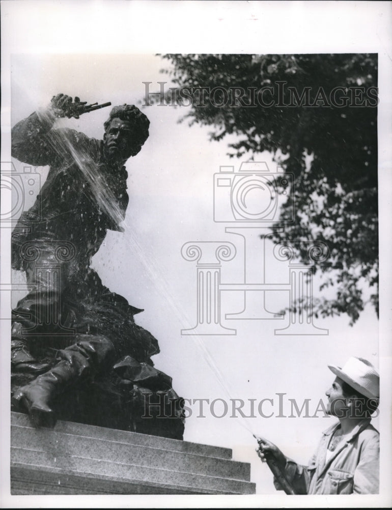 1956 Press Photo Rome, Italy Borghese Gardens statue &amp; gardner - Historic Images