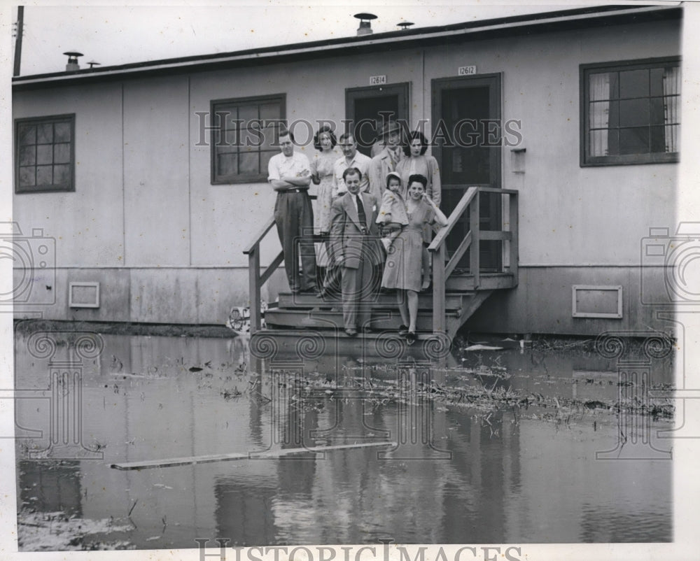 1946 Press Photo Chicago veterans emergency housing projects &amp; a mess - Historic Images