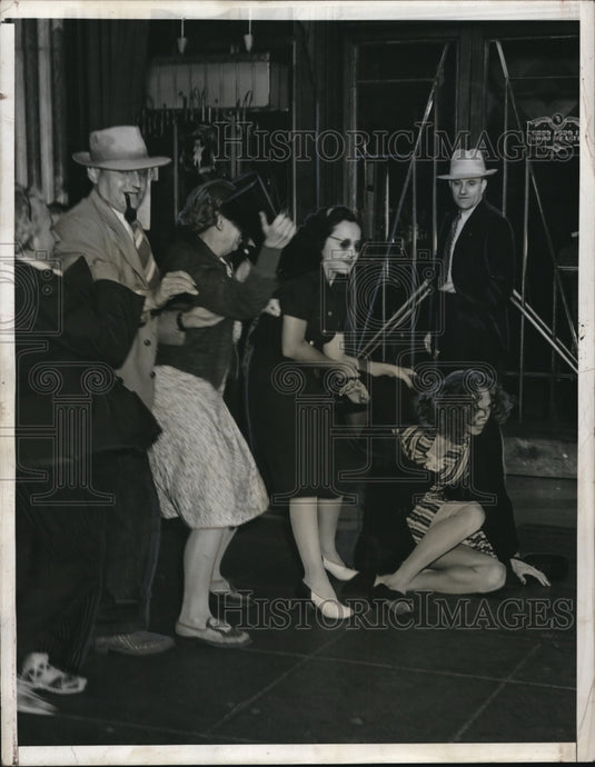 1941 Press Photo Lady Picketer "Sits Down" During Strike. - nec72605 - Historic Images
