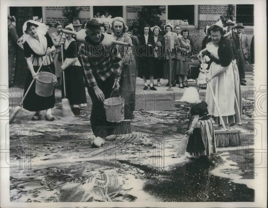1950 Press Photo Holland, Mich streets scrubbed for Tulip Time parade - Historic Images