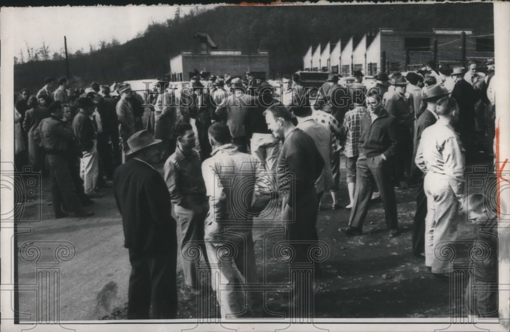 1957 Press Photo Welch, W Va crowd waits new of coal miners in gas explosion - Historic Images