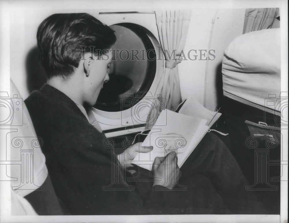 1948 Press Photo Man on a plane in window seat for ocean air travel - Historic Images