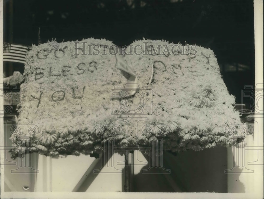 1930 Press Photo Floral displays with well wishes on them - Historic Images