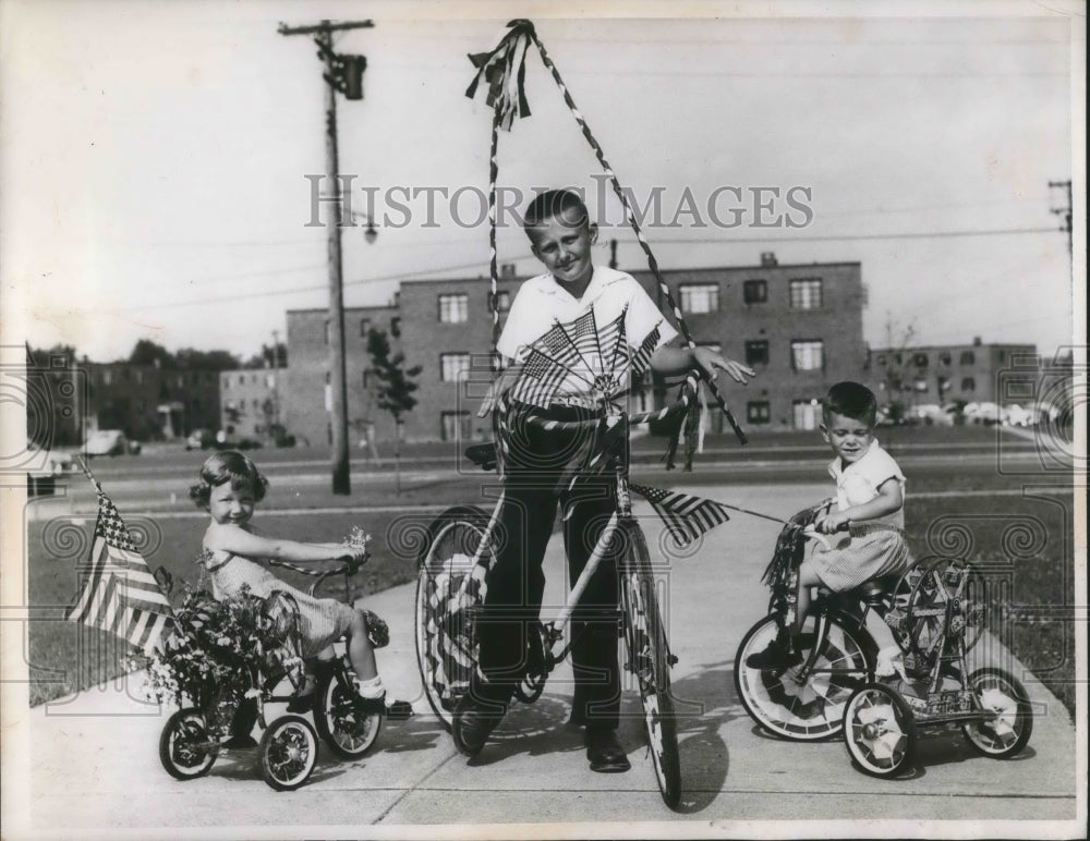 1952 Press Photo kids decorate bikes for Fourth of July parade at St. Leo Church - Historic Images