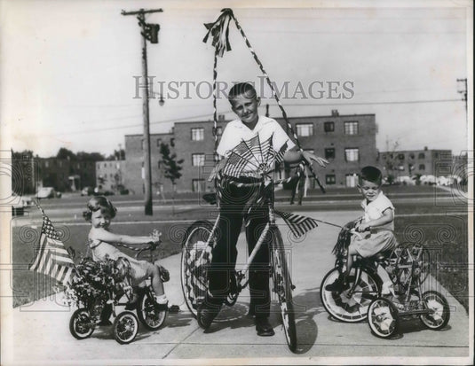 1952 Press Photo kids decorate bikes for Fourth of July parade at St. Leo Church - Historic Images