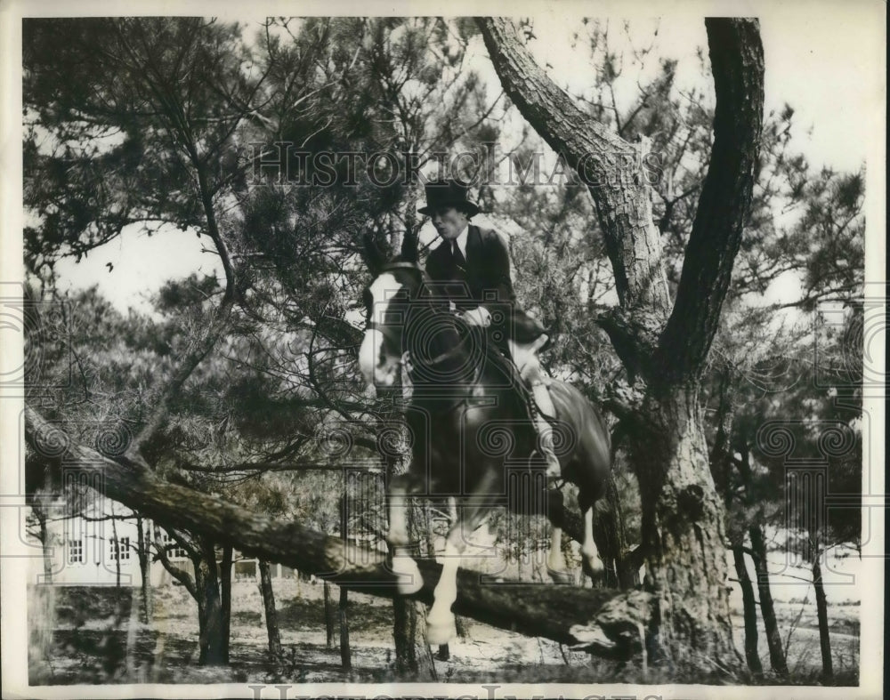 1931 Mrs Fontaine M Thraves at Va Beach drag hunts - Historic Images