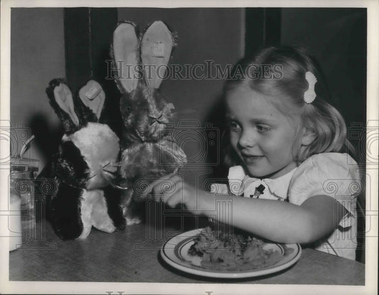 1949 Press Photo Marian Sirotak age 4 with stuffed animals - Historic Images