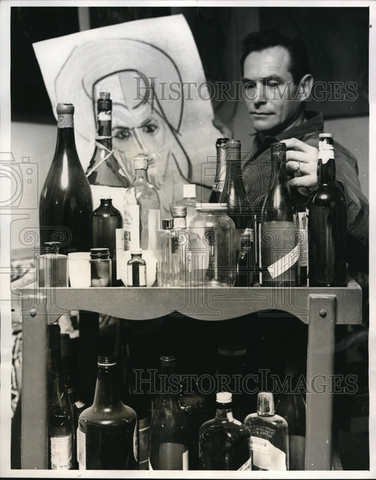 1962 Press Photo Charles Vukovich in his art studio ready to paint - Historic Images
