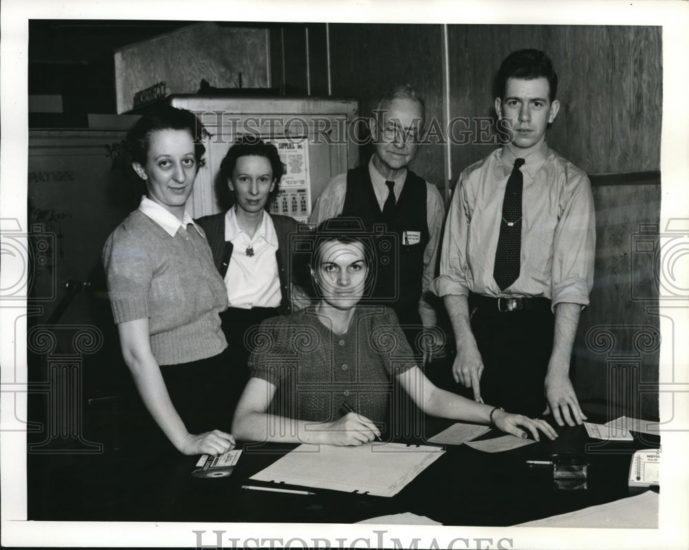 1941 Press Photo Anna Wichman of Hincher Co. eith M Kramer, H Meade,NM Smart - Historic Images