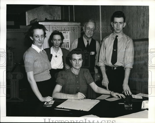 1941 Press Photo Anna Wichman of Hincher Co. eith M Kramer, H Meade,NM Smart - Historic Images