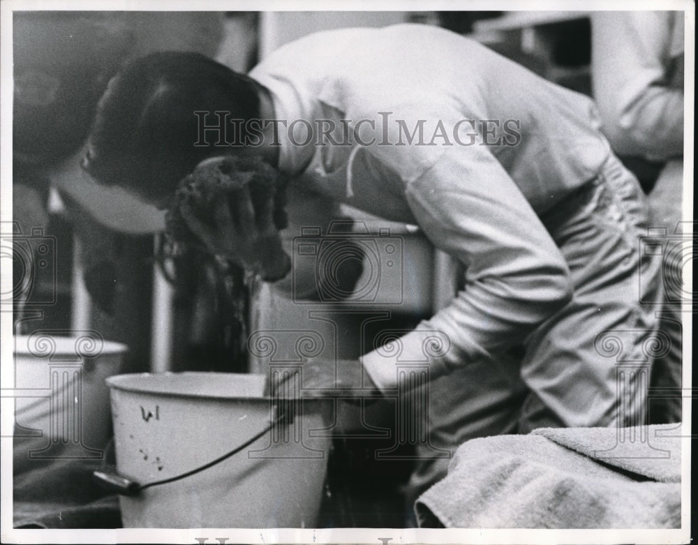 1962 Press Photo Jackie Leonard sponges off after horse race - nec74763 - Historic Images