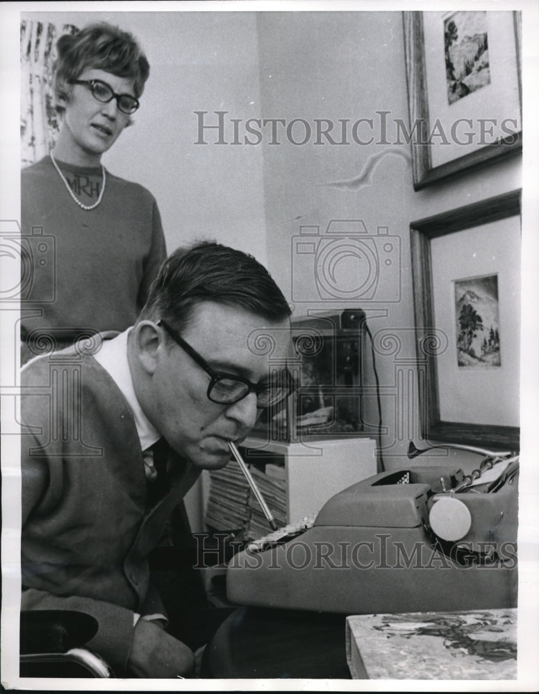 1968 Press Photo Mr &amp; Mrs Rheinberger as he studies for Intnl Accountants degree - Historic Images