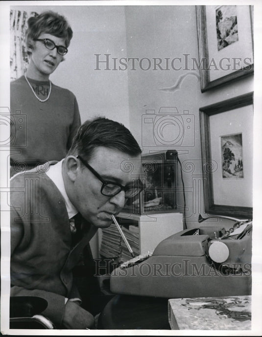 1968 Press Photo Mr & Mrs Rheinberger as he studies for Intnl Accountants degree - Historic Images
