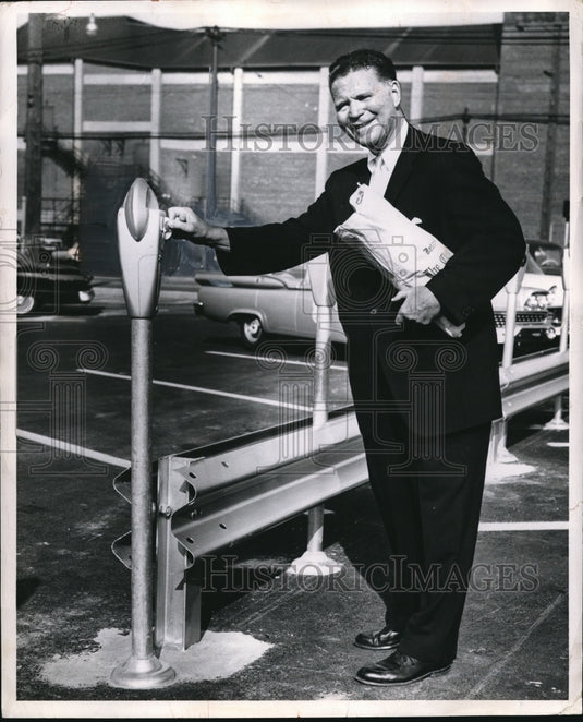 1959 Press Photo Frank Lane at parking meters at Detroit Ave in Cleveland-Historic Images